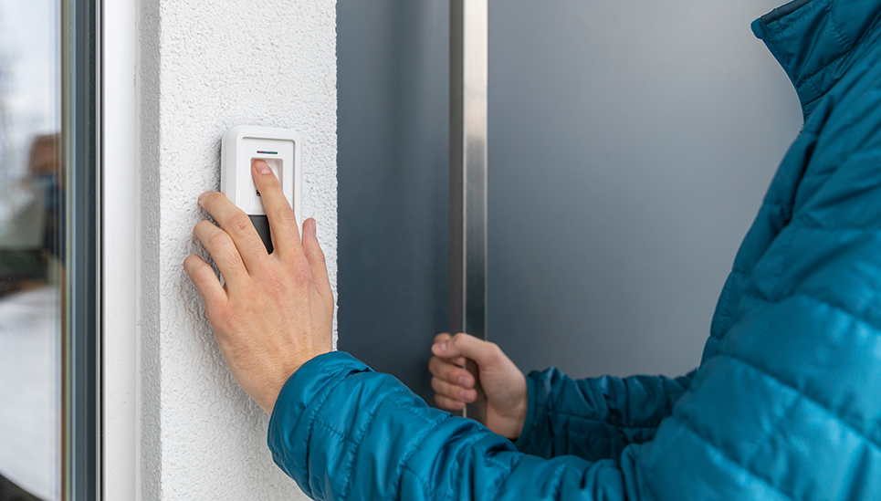 Set your finger on it and the front door springs open: With the HomeTec Pro Bluetooth® finger scanner, you can open your front door without a key © ABUS