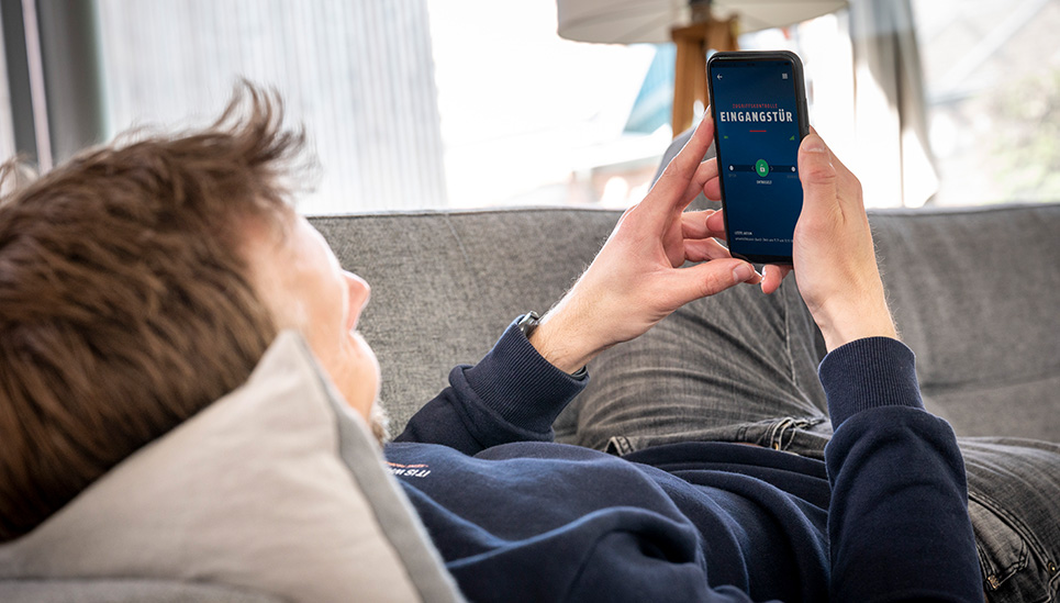Simply open the door from the sofa – with the HomeTec Pro Bluetooth® © ABUS