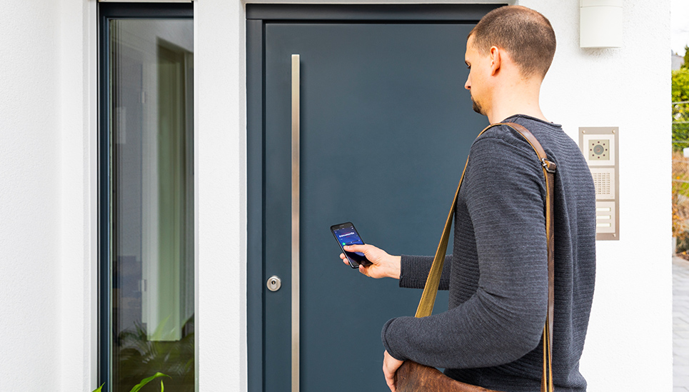 Simply unlock and lock the door via app – with the HomeTec Pro Bluetooth® smart door lock © ABUS