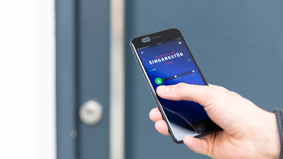 HomeTec Pro Bluetooth® - the smart door lock that you can operate by app © ABUS
