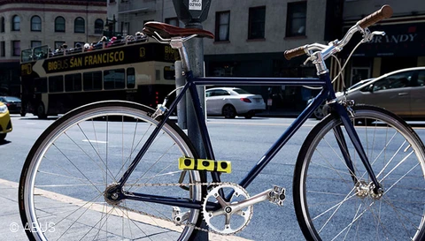 U-shackle locks bike © ABUS