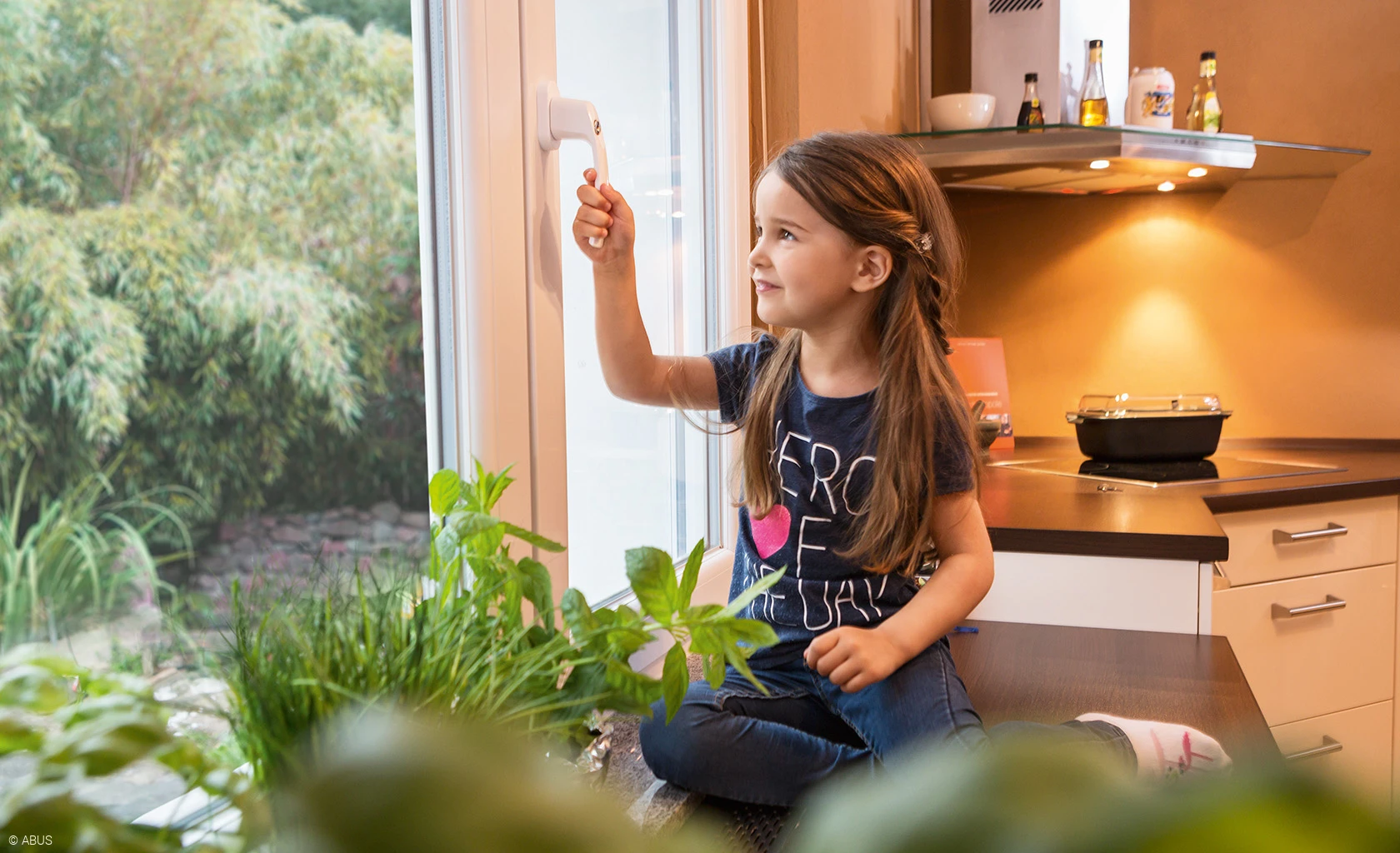 Lockable window handles also increase child safety © ABUS