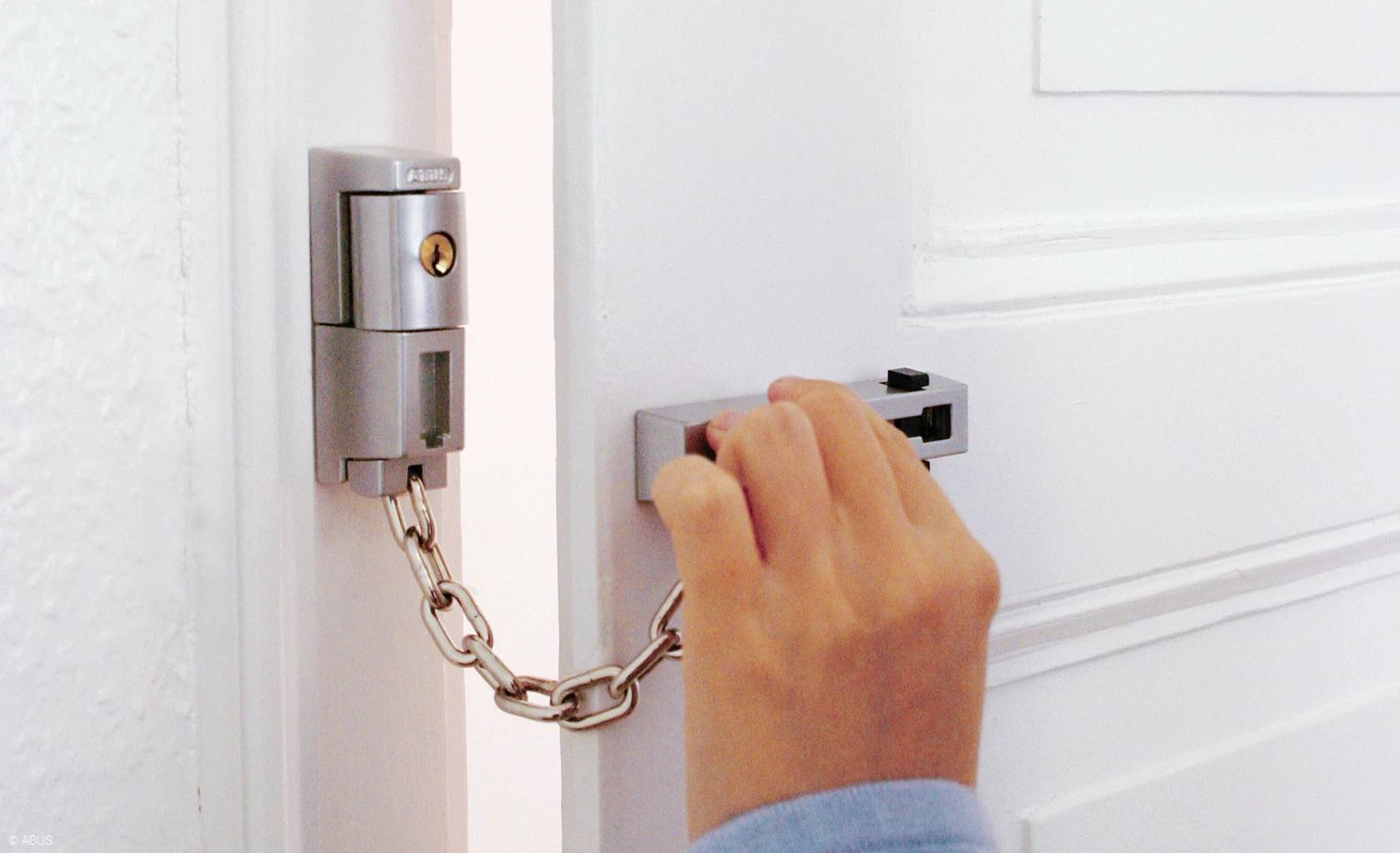 First see who is there - with the SK78 door chain © ABUS
