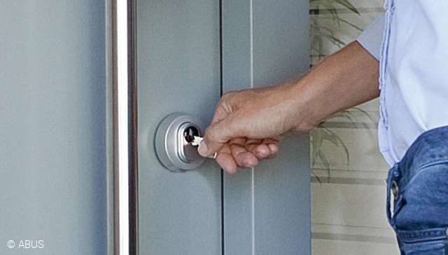 Small but mighty - the RHZS escutcheon plate protects your door cylinder from being pulled out © ABUS