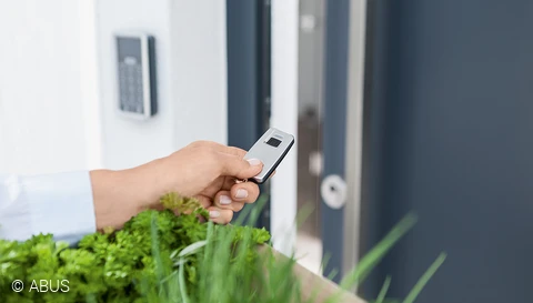 Open front doors at the touch of a button - with the HomeTec Pro © ABUS