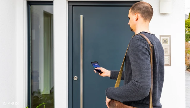 Simply unlock and lock the door via app – with the HomeTec Pro Bluetooth® smart door lock © ABUS