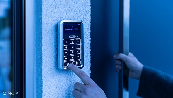 Just enter the code and the door unlocks: In and out of the house without keys with the HomeTec Pro Bluetooth® keypad © ABUS