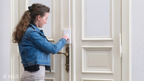 Perfect for high doors on old buildings - the TSS550 door bar lock © ABUS